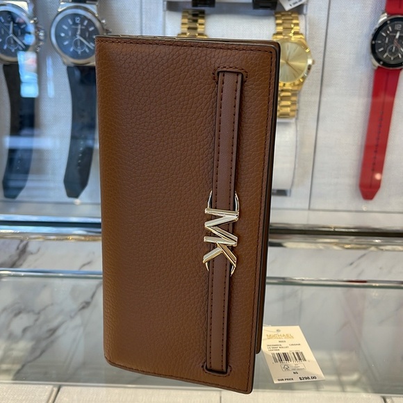 Michael Kors Reed Large Bifold Pebbled Leather Snap Wallet Card Case
Luggage
NWT - Picture 12 of 16